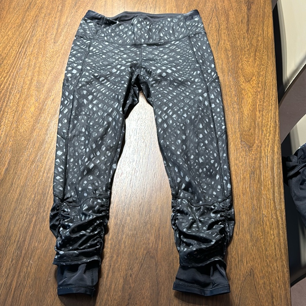 Lululemon leggings reflective patterned black Size 8 with side pockets